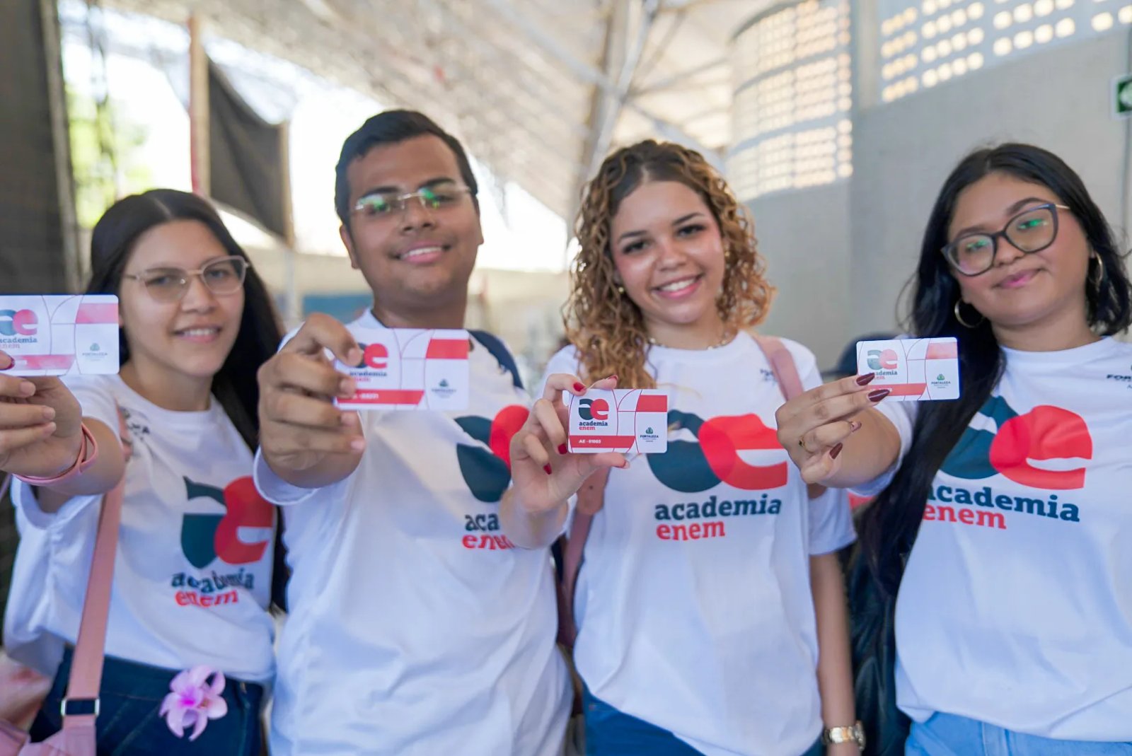 o Academia Enem oferece material didático, laboratório de redação, transporte gratuito, lanche e fardamento, garantindo aos participantes uma estrutura completa 